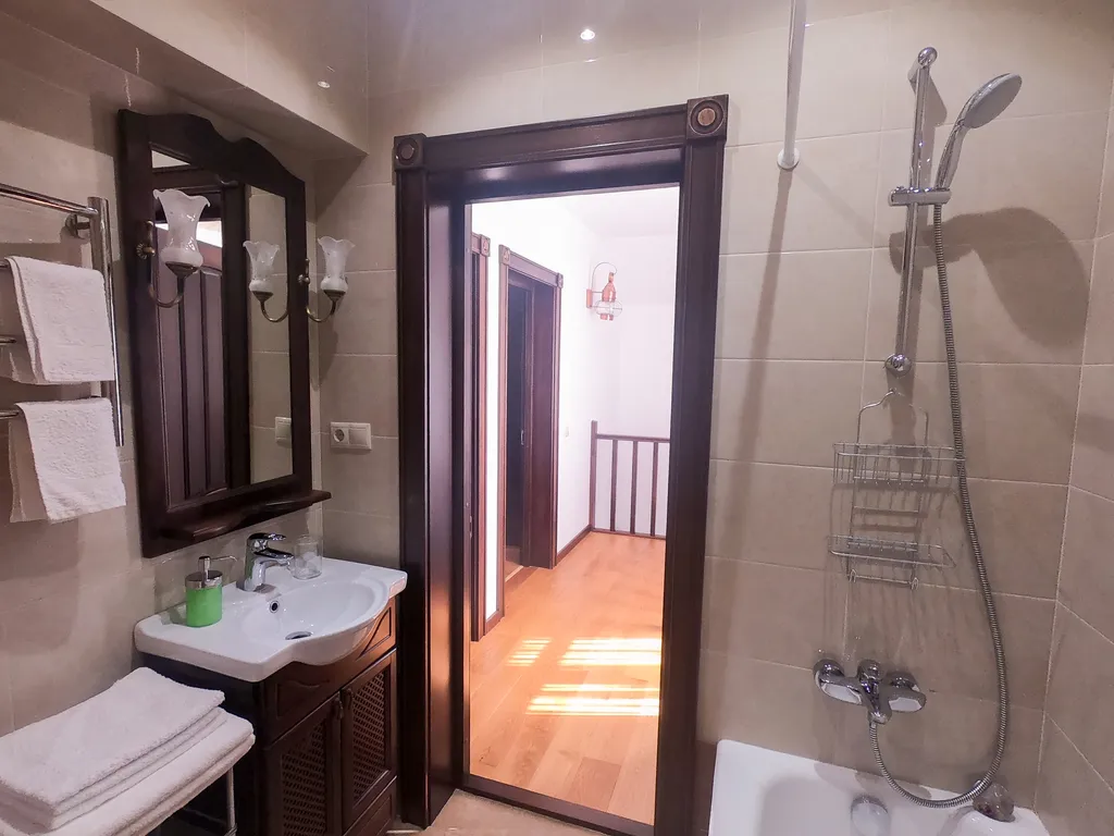 Двухэтажный дом с видом на горы