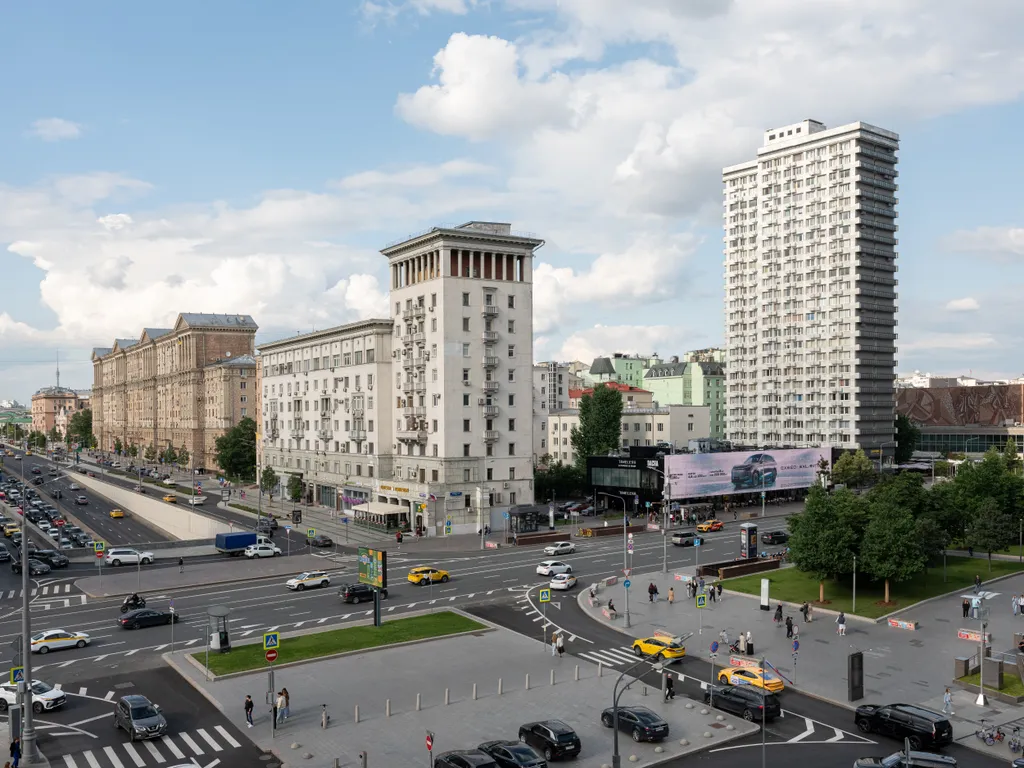 С двумя балконами и видом на МИД и Арбат