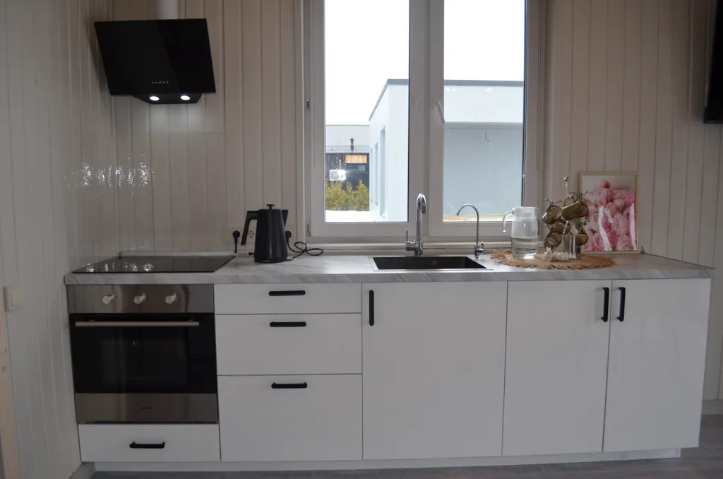 Двухэтажный дом с мангалом и костровой зоной