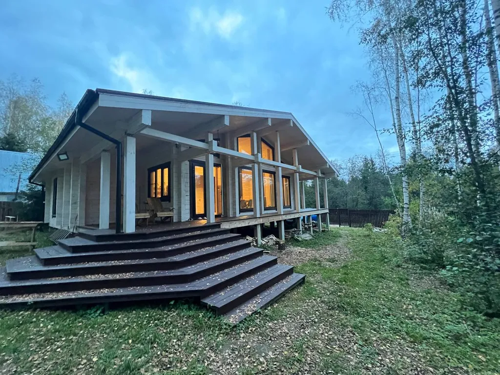 Сказочное шале в лесу