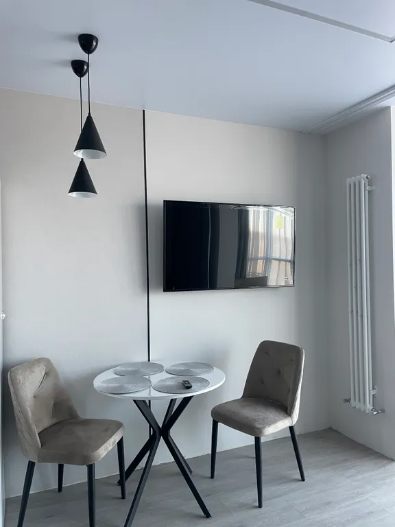 Апартаменты с панорамными окнами на лес и море и роскошным двором