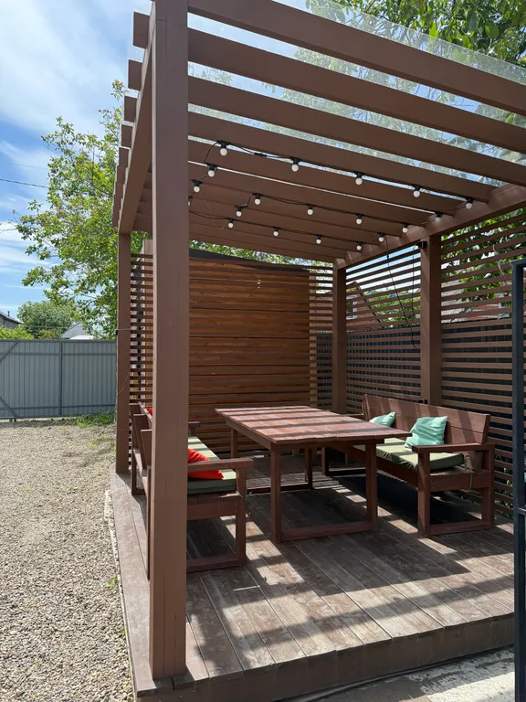 Деревянный дом шале на берегу озера и выходом на реку Кубань