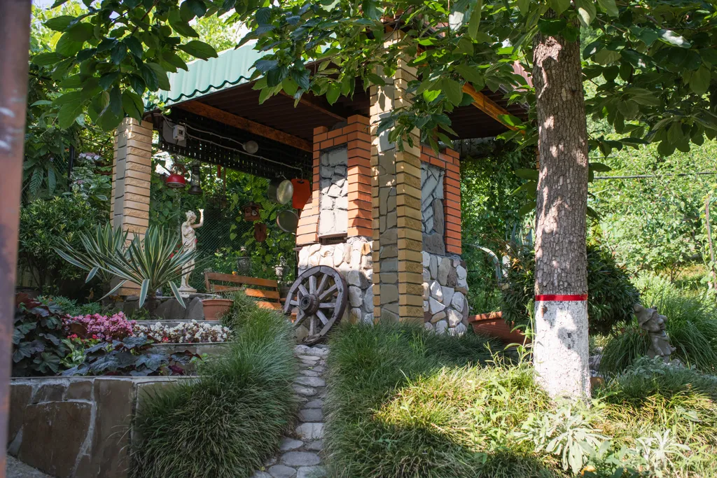 Домик в красивом саду