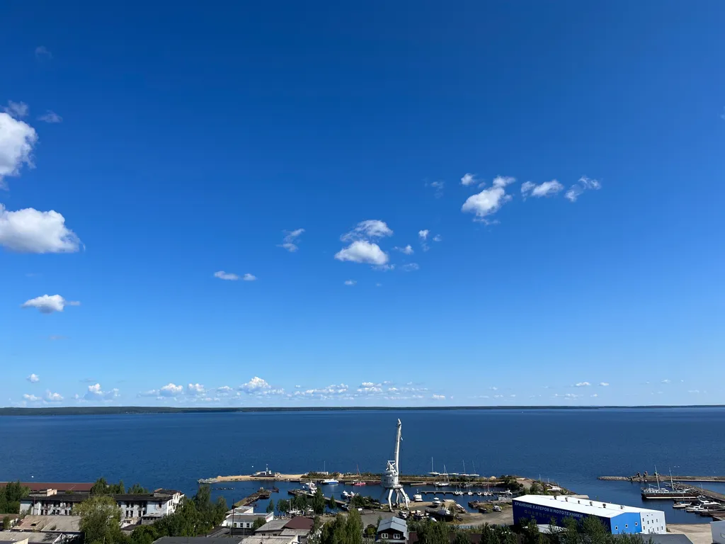 Уютная двухкомнатная квартира с видом на Онежское озеро