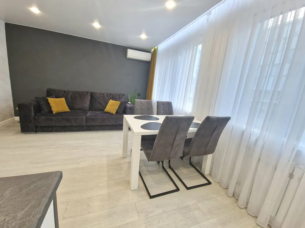 Современная 3-комнатная квартира напротив площади Победы