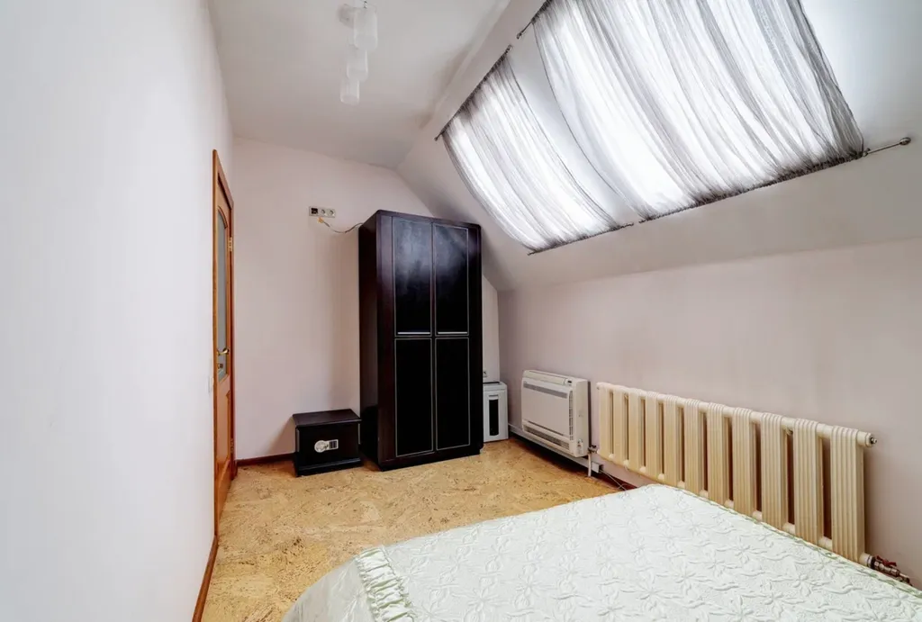 Загородный дом с бассейном и бильярдной