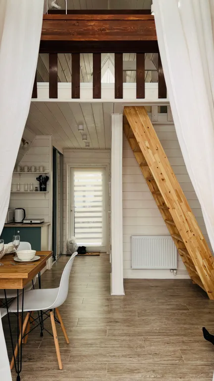 Дом Шалаш с купелью у озера