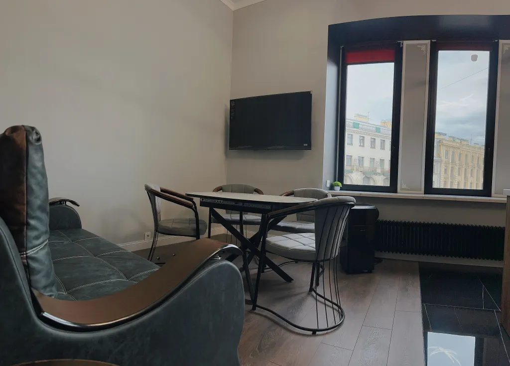 Квартира у метро с видом на старый Петербург