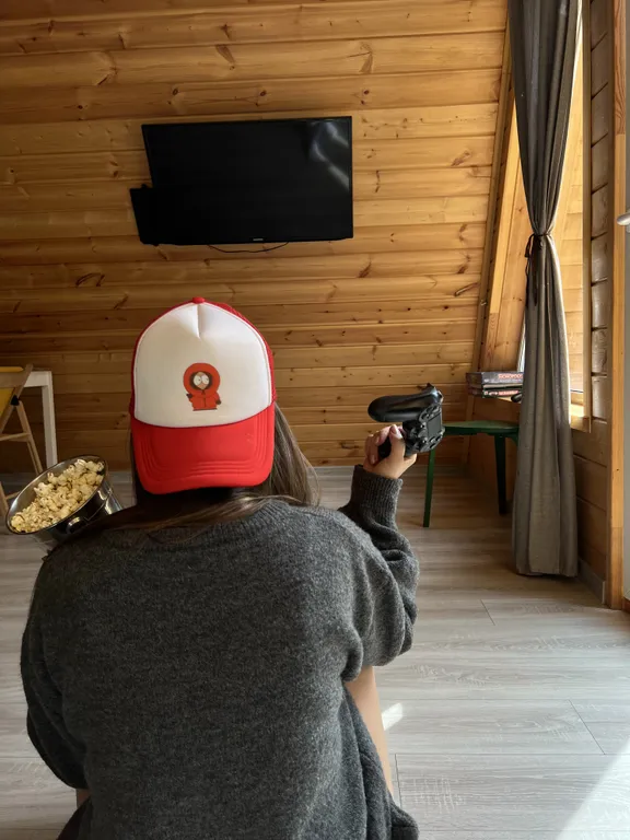 Уютный треугольный дом в окружении леса