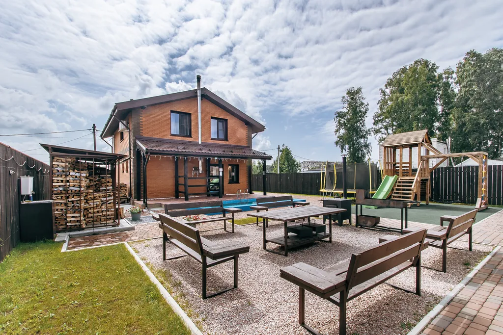 Коттедж двухэтажный с сауной, бассейном, детской площадкой