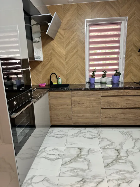 Уютный новый дом в центре города с бассейном