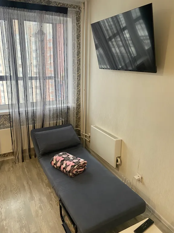 Квартира-студия с панорамным балконом в центре города