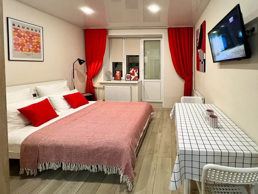 Интересная студия для троих