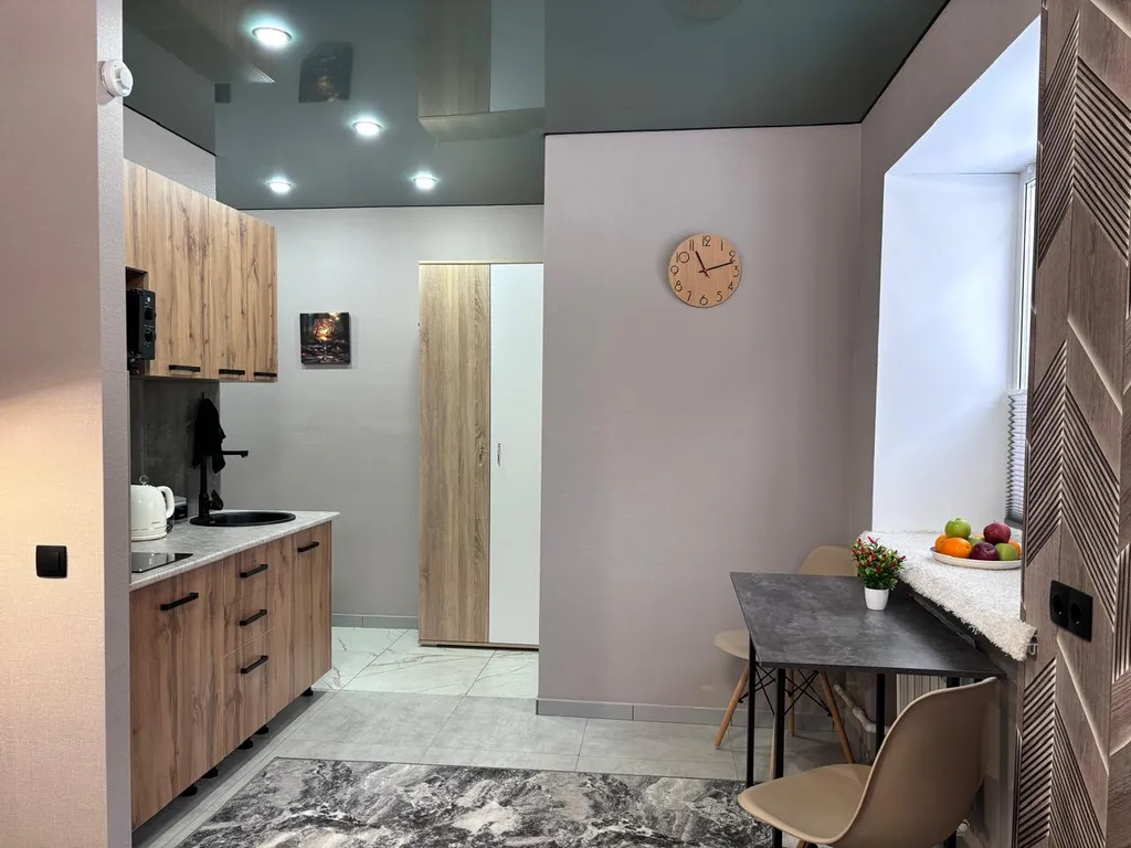 Квартира Потрясающая Студия напротив Терминала в центре Нефтяников — Омск