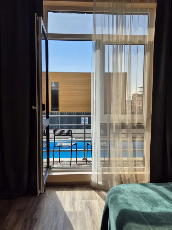 Яркая студия с видом на бассейн