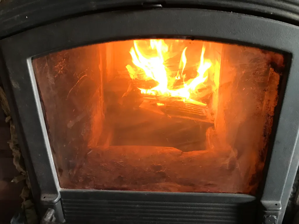 Чудесное место у озера с камином и русской баней