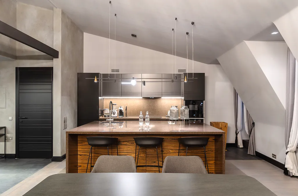 Потрясающая Mанcаpдa c тpемя бaлконaми и видом нa Фoнтанку