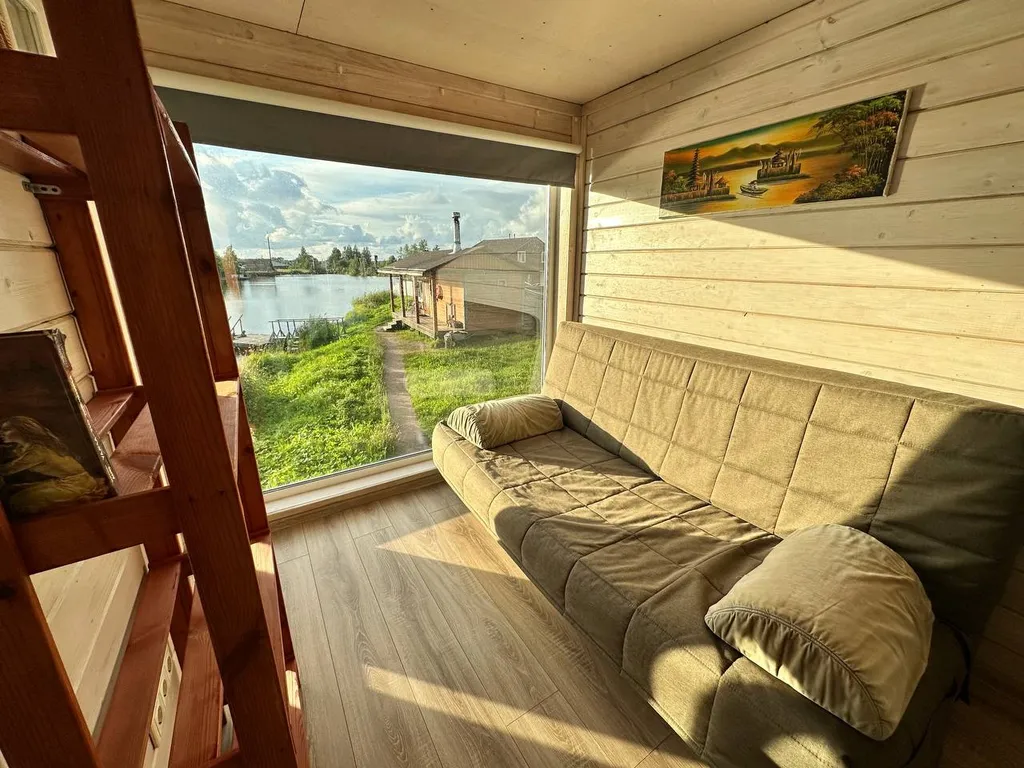 Дом с панорамными окнами на берегу озера на 6 чел с баней на територии