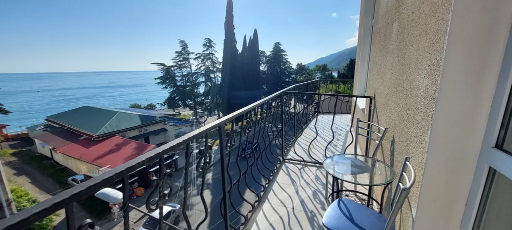 Трёхместный номер с балконом и видом на море