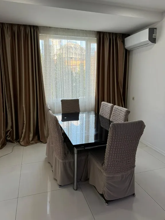 Квартира с 2 спальнями и балконом у цирка, с парковкой