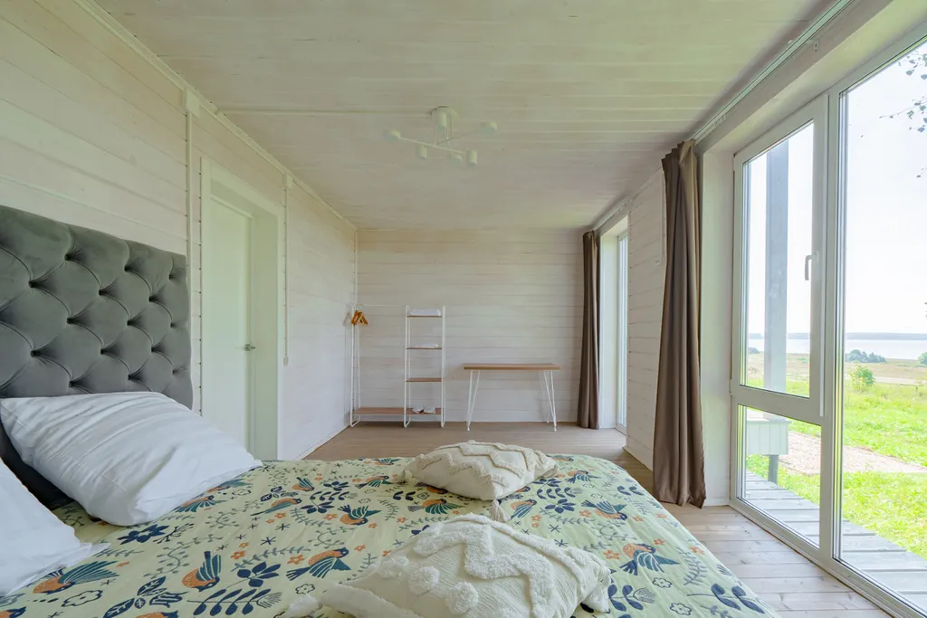 Дом с панорамным видом на озеро, большой