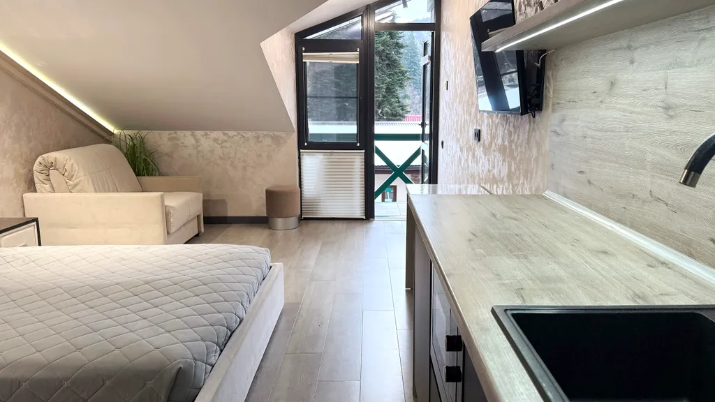 Красивый апартамент с балконом и открытым видом на горы. Центр