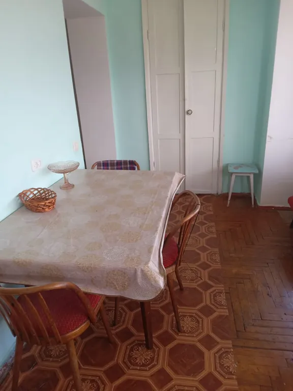 Маяк и море через дорогу