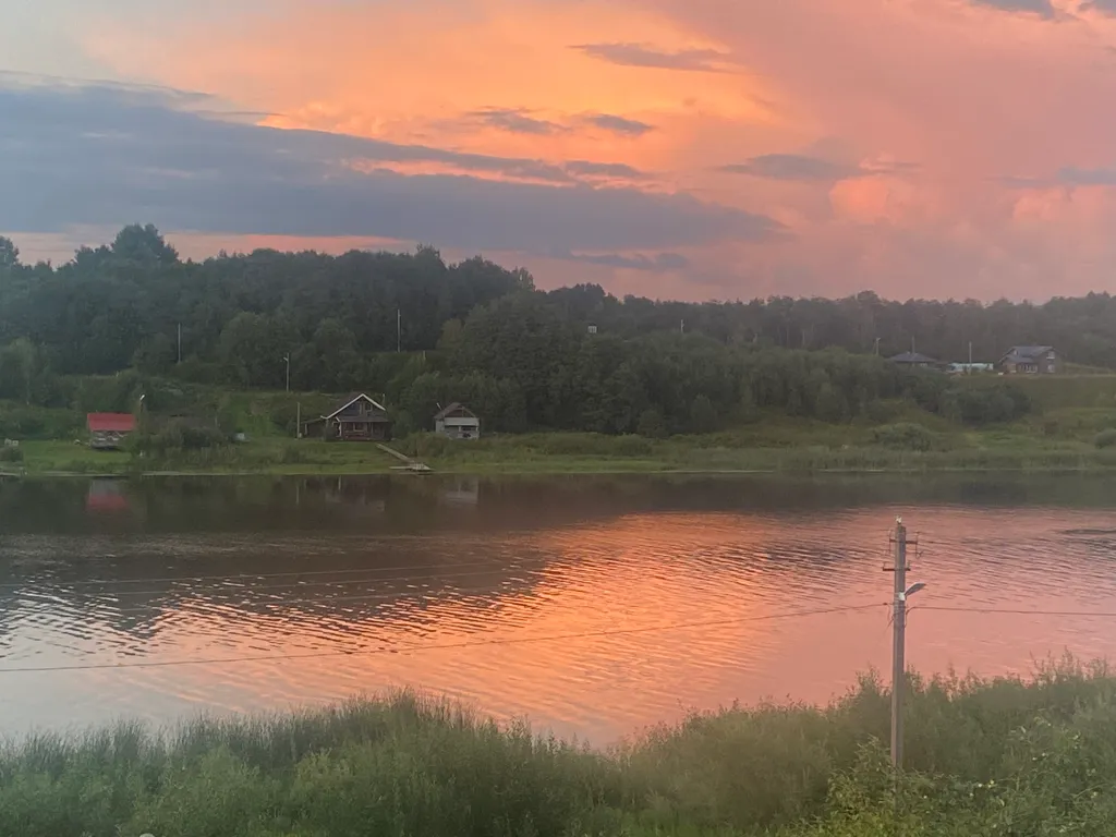 Усадебный дом с видом на реку, берег с мостками и рыбной ловлей