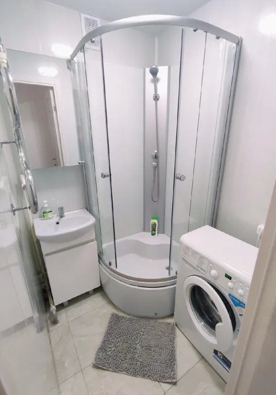 2-комнатная квартира с панорамным балконом в центре