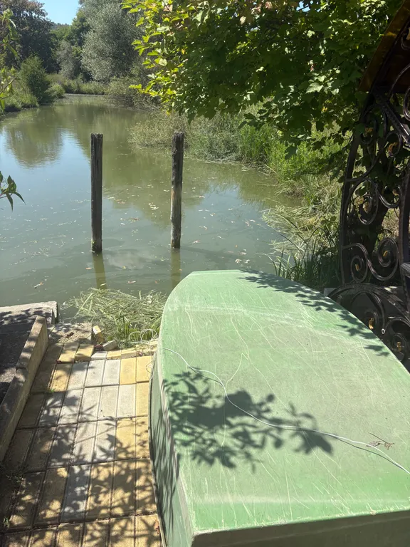 Домик у озера