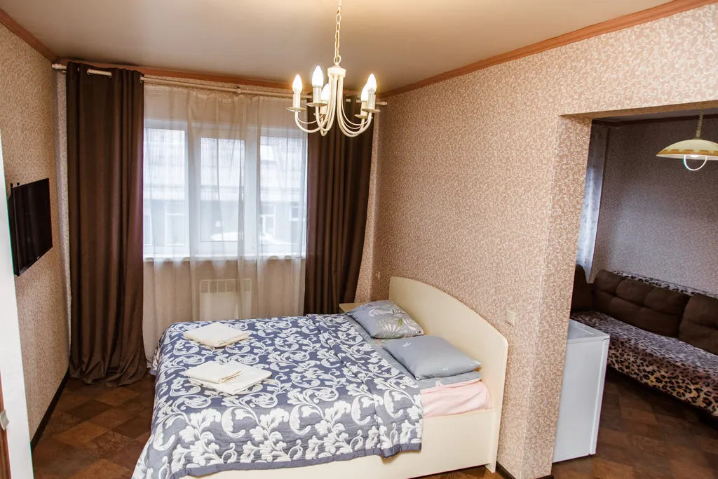 Двухкомнатный люкс с балконом с одной большой кроватью и диваном