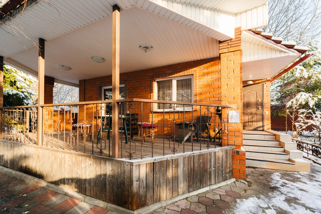 Дом на пруду с камином и караоке