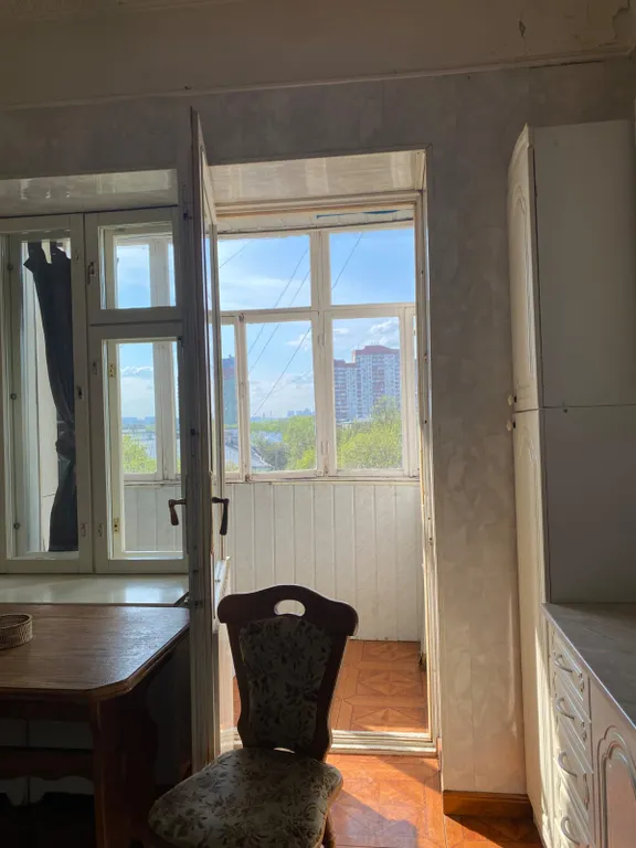 Комната в золотом стиле с персональным компьютером