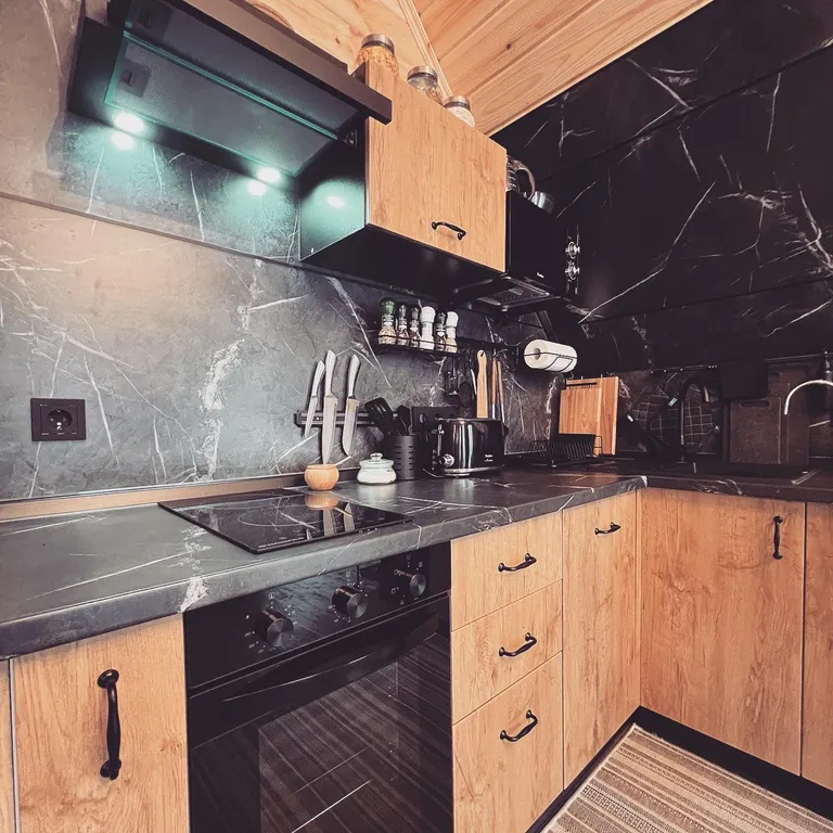 Дом-шале в окружении сосен + зона барбекю с костровой чашей и мангалом