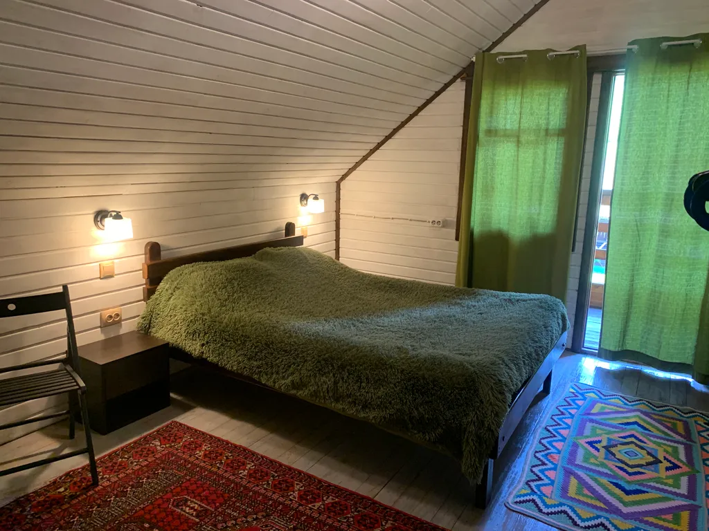 Комната с балконом и видом на горы