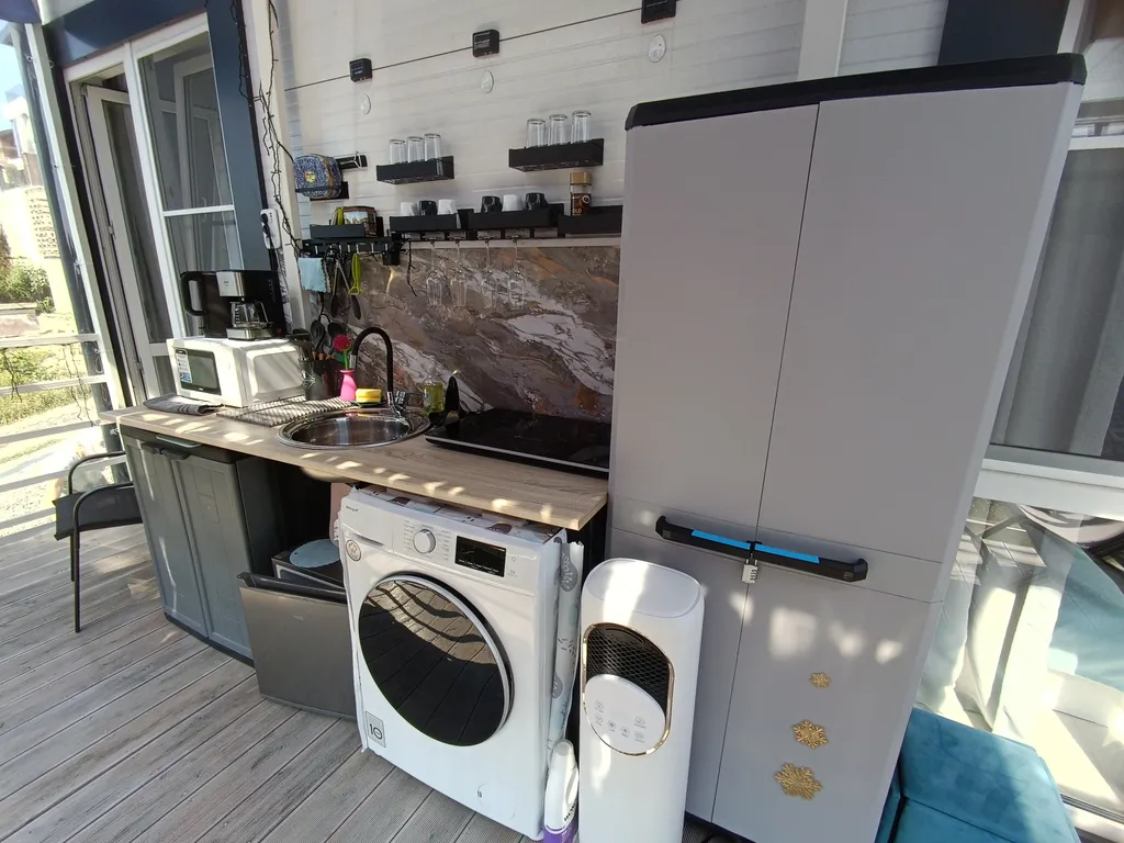 Новый 2-комнатный коттедж с кухней на террасе с видом на море