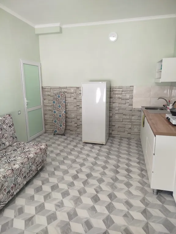 Комната с отдельной кухней в тихом районе, рядом с центром