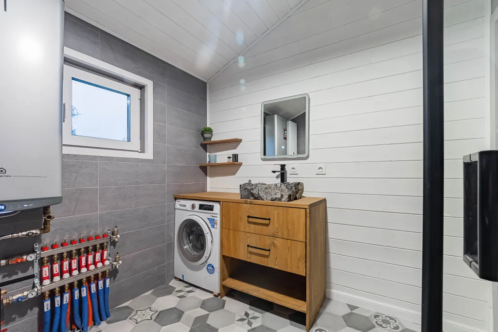 Барн с панорамными окнами с видом на дикий лес