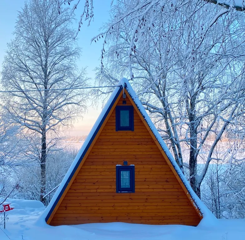 Дом на берегу реки с видом на закат