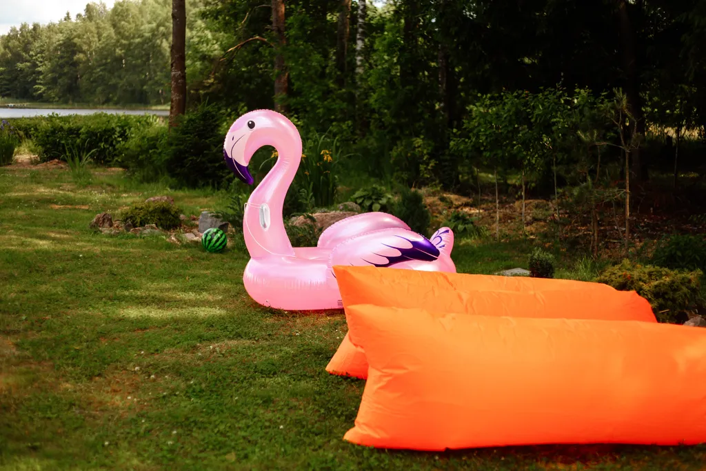 Милый домик у озера с баней