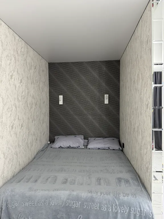 Новый дом в центре города. Елка и сервировка есть