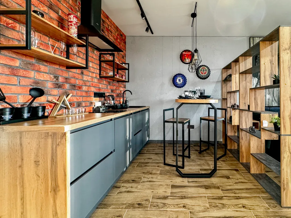 Брутальная студия в стиле лофт, панорамный вид