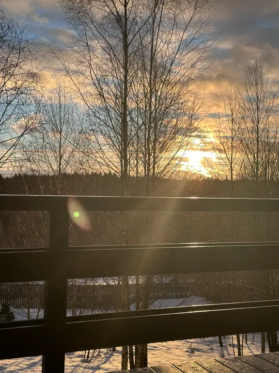 Дом в облаках у леса