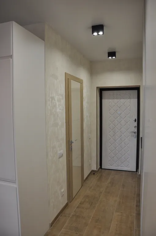 Студия с видом на море диваном и балконом