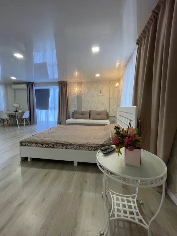 Большая шикарная квартира-студия в центре возле моря