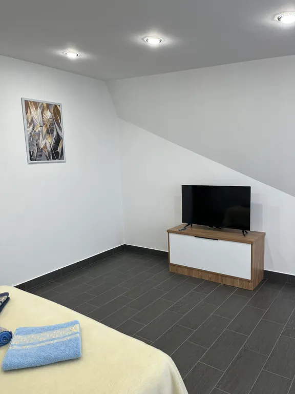 Эллинг на берегу моря