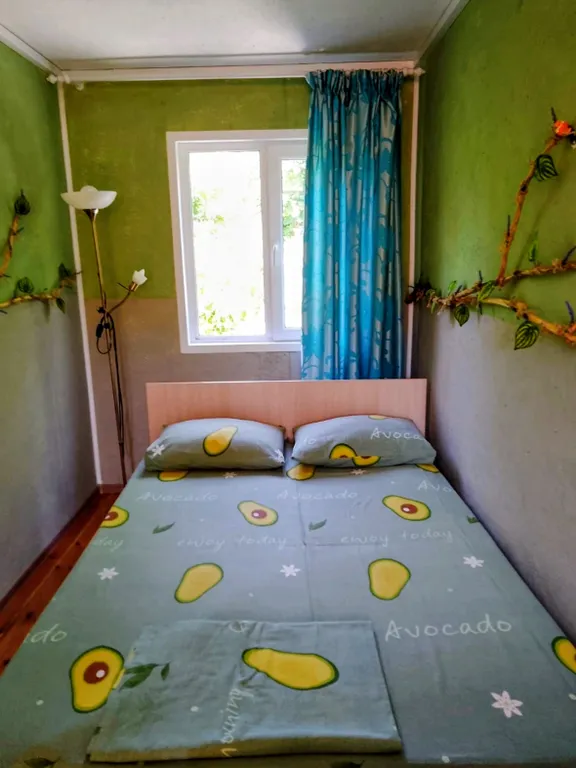 Двухкомнатный этаж, с детской кроваткой, вид на море и горы