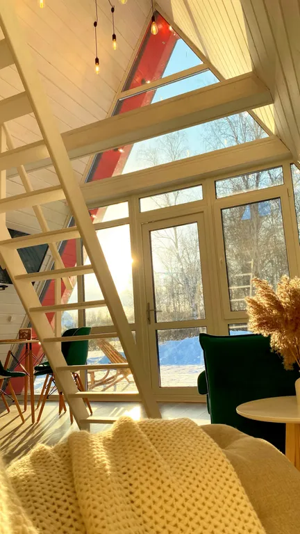 Уютный скандинавский домик у леса