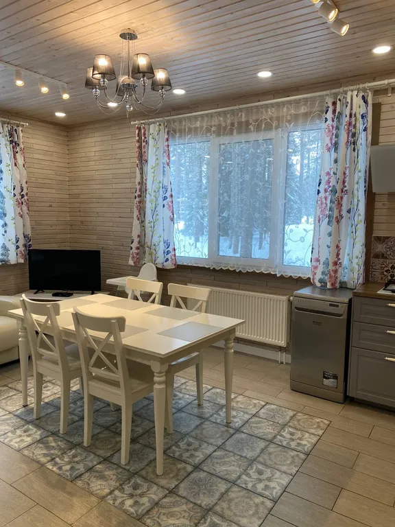 Домик в лесу на берегу озера