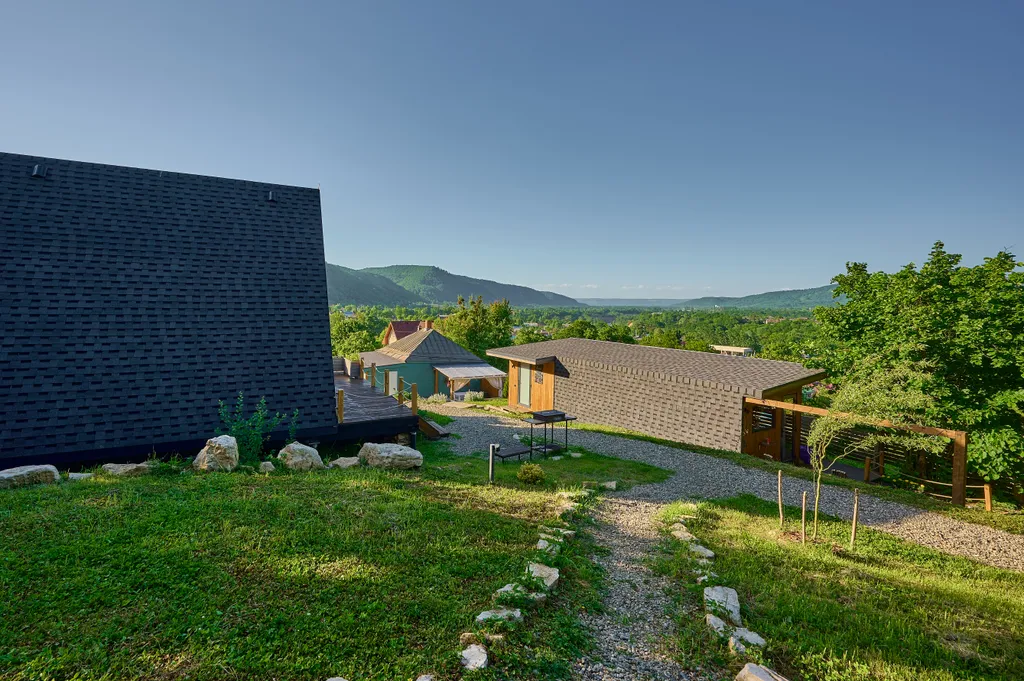 Уютный треугольный домик у леса с видом на горы